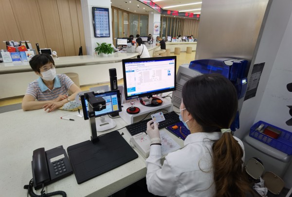 老版社保卡年底停用,你换新了吗?附上老年人专属换领指南