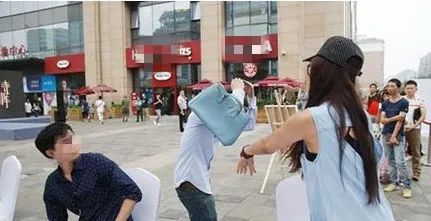 上虞姑娘：交往一年的男友竟送我假的蔻驰包！我要不要拆穿他…