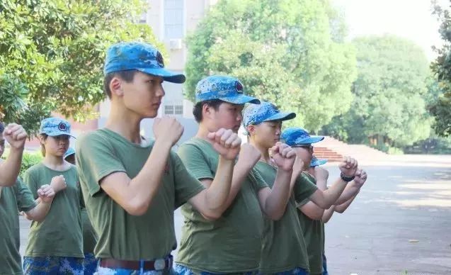 军事夏令营如何纠正孩子沉迷游戏,14天军事夏令营能改掉孩子坏习惯