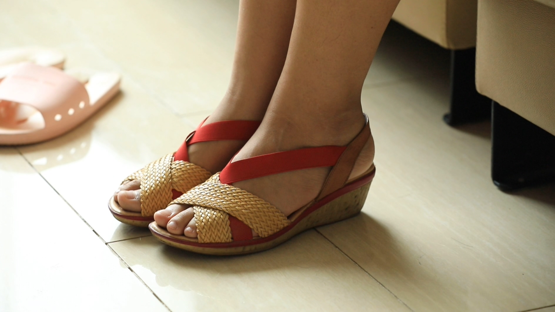 脚疼互换鞋穿,后脚跟痛穿软鞋有效吗