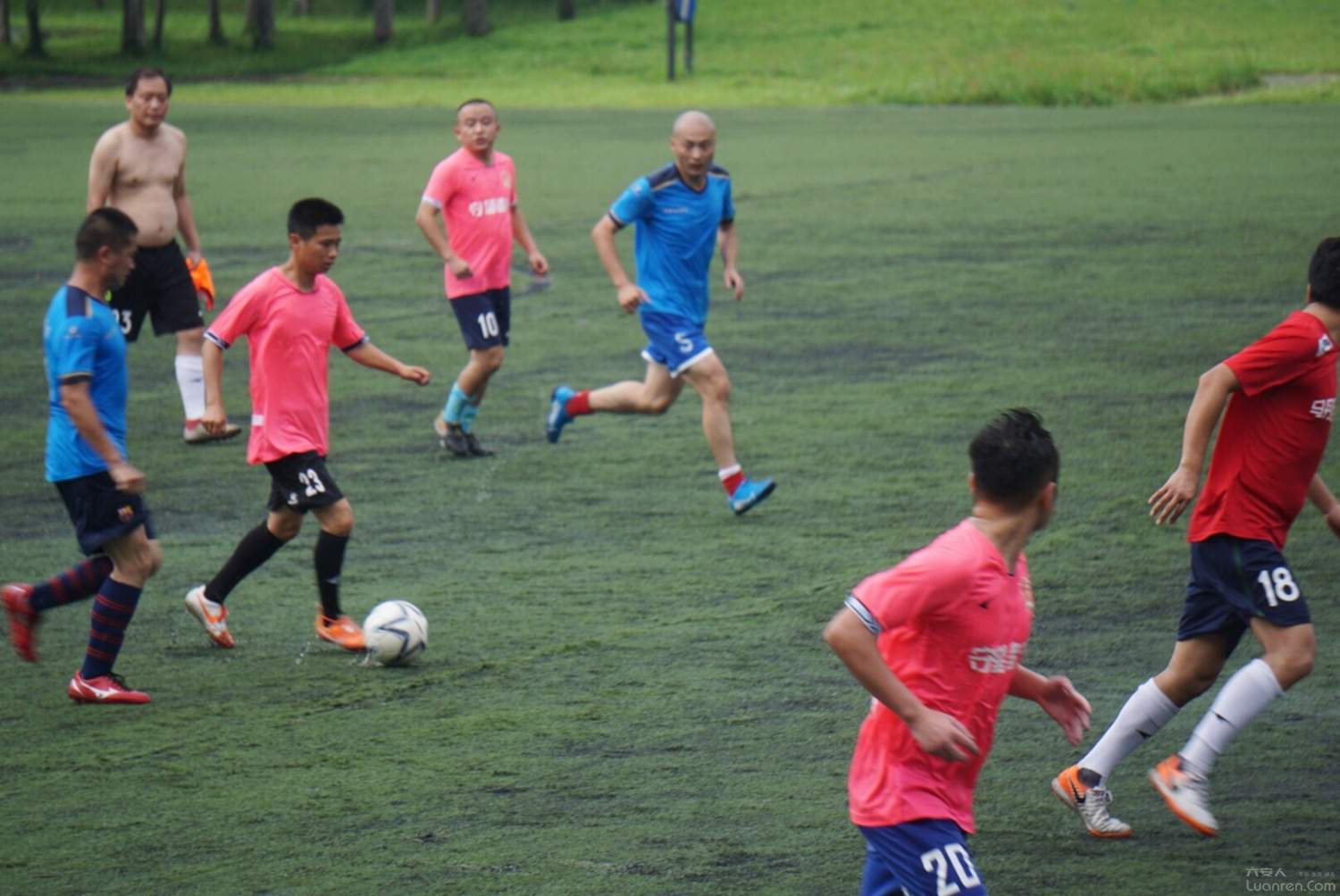 雨中足球,雨中足球图