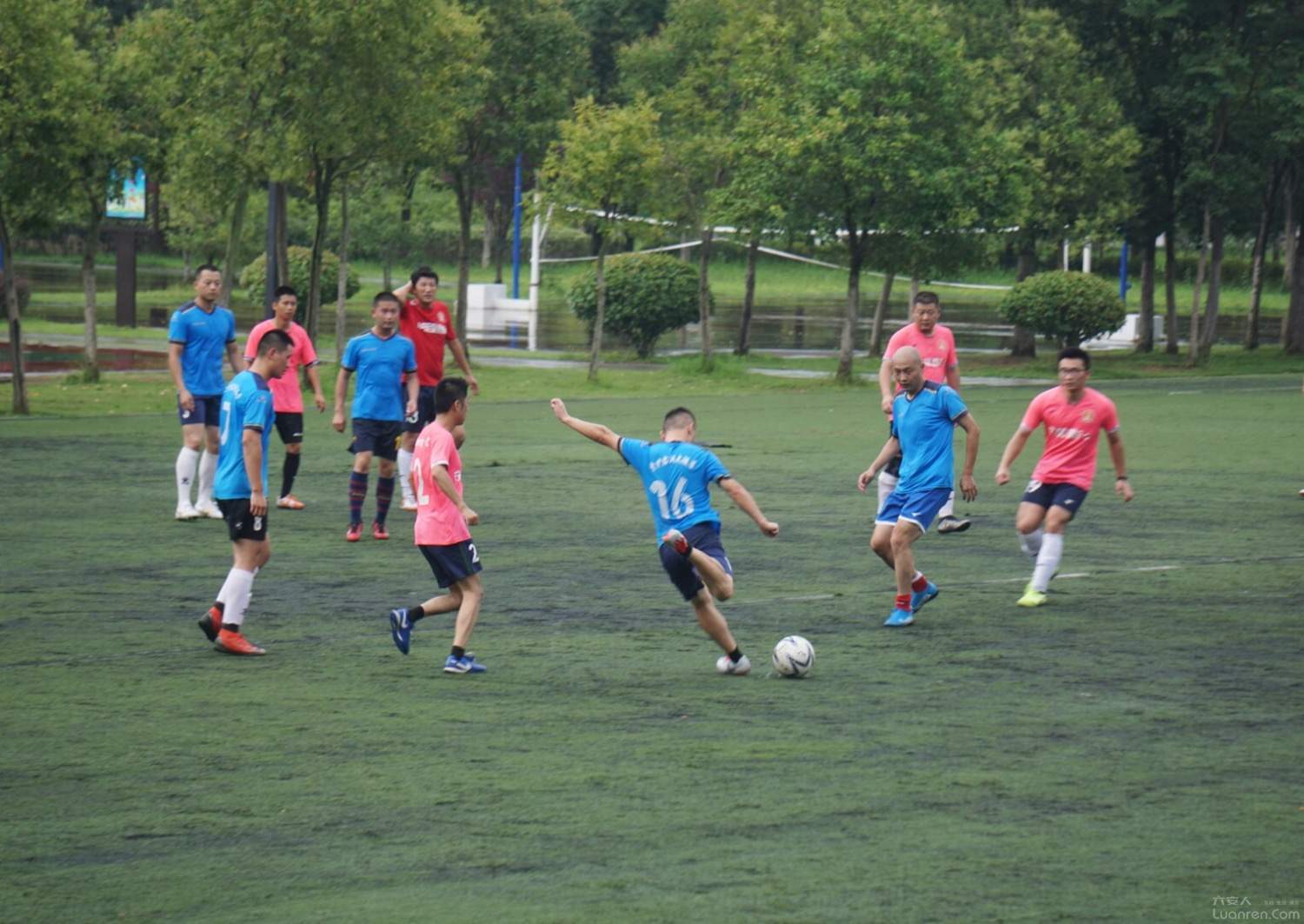 雨中足球,雨中足球图