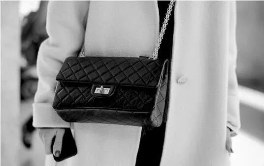 DIOR改拍电影了？丛林裸男、性感人鱼....原来奢侈品是这样诞生的...