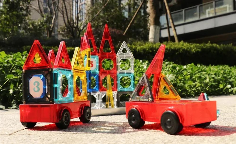 不吵不闹一切为了孩子过日子,不吵不闹一个人玩