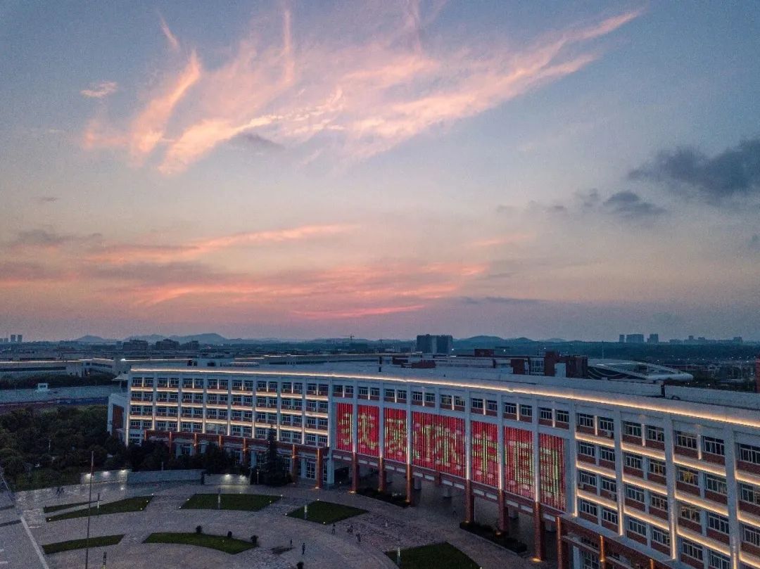 你好这里是成都翻译英文,你知道武汉商学院么