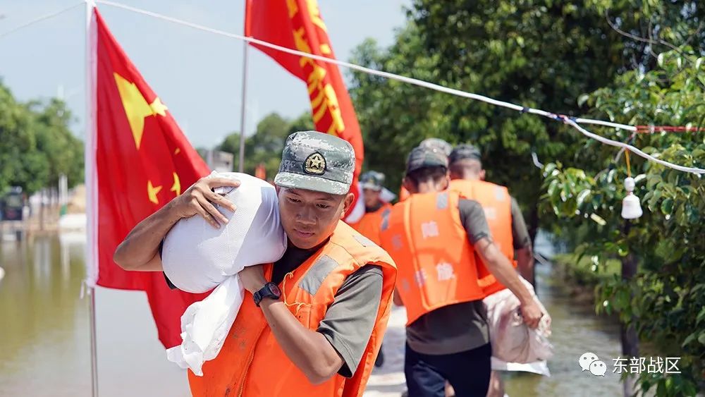 抗洪抢险的画面,抗洪一线的动人画面