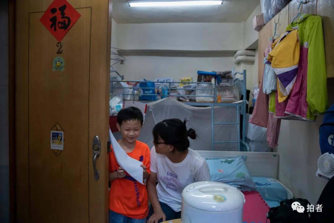 香港单亲妈妈住8平方劏房,香港深水埗劏房单亲妈妈