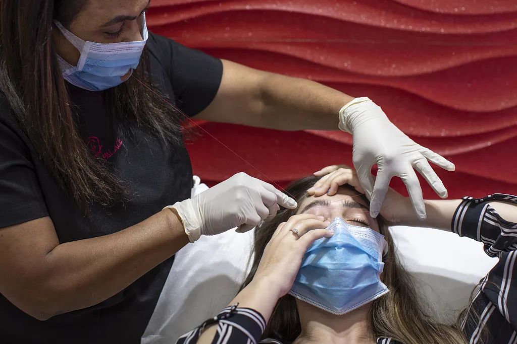 疫情期间英国流行“口罩妆”，假睫毛成热销品