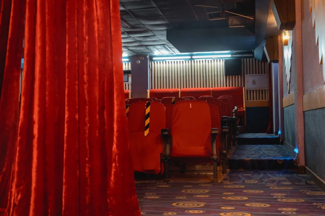 久违的电影院,久违的电影院一场电影两张票