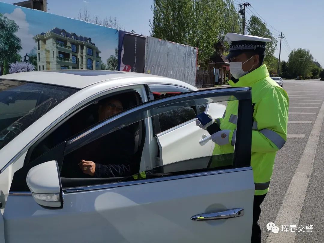 最美交警的温暖瞬间,致敬最美交警风雨中的坚守