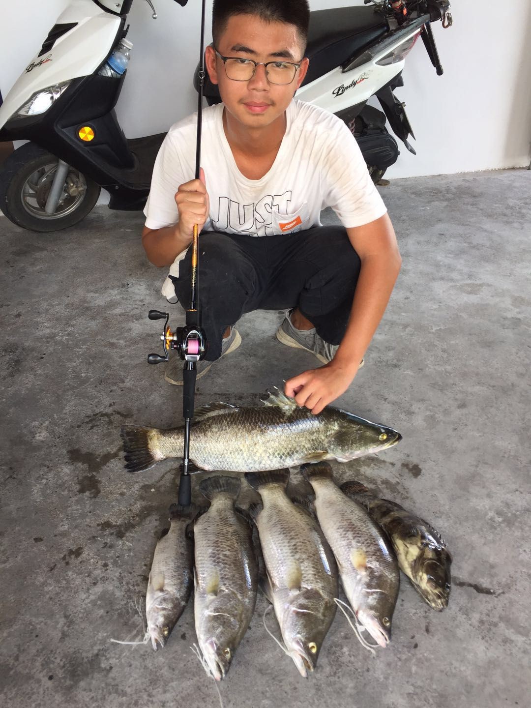 海钓初级篇新手进来看一看,海钓场专攻腊鱼教学