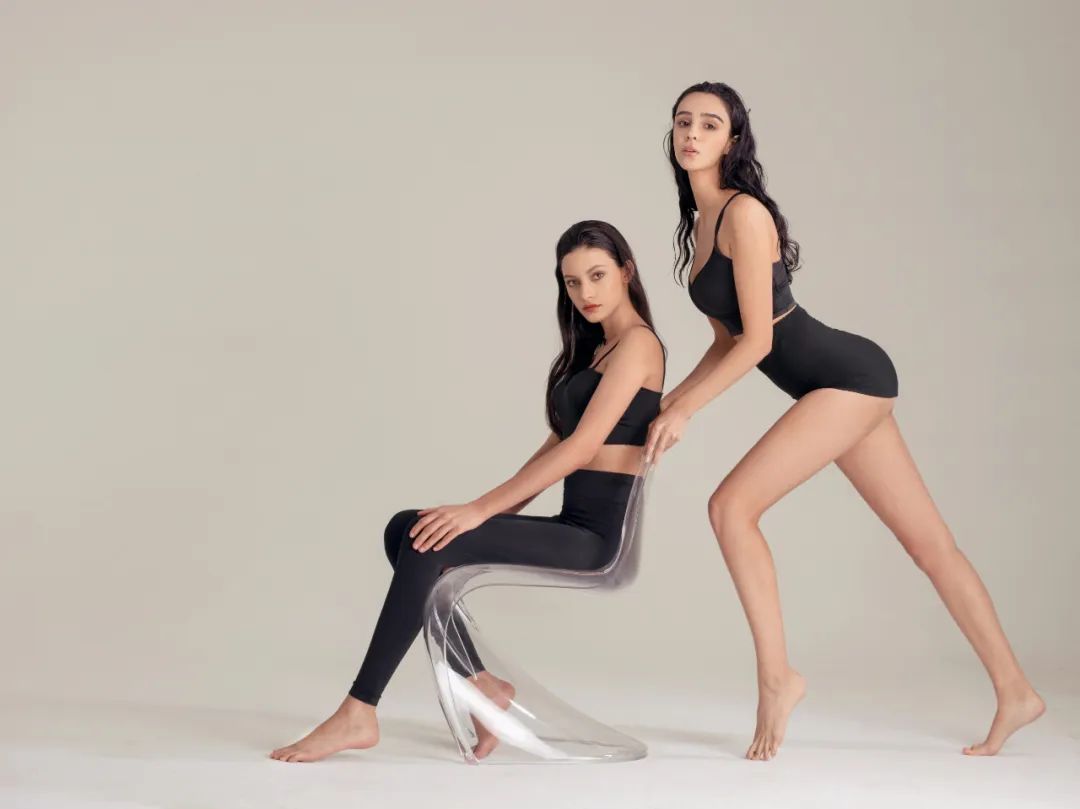 轻松遮盖小肚腩穿搭,瘦肚子打造迷人马甲线最快的动作