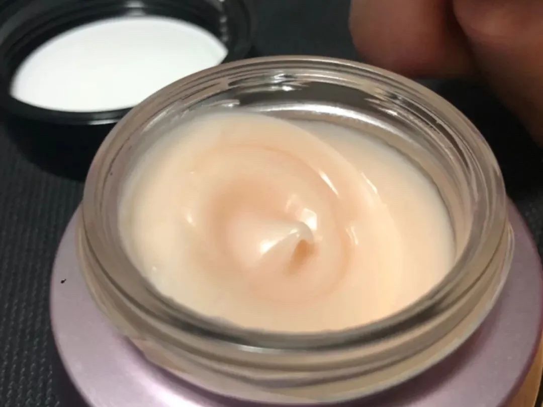 大家都在追《三十而已》,我却偷偷看了看她的化妆台