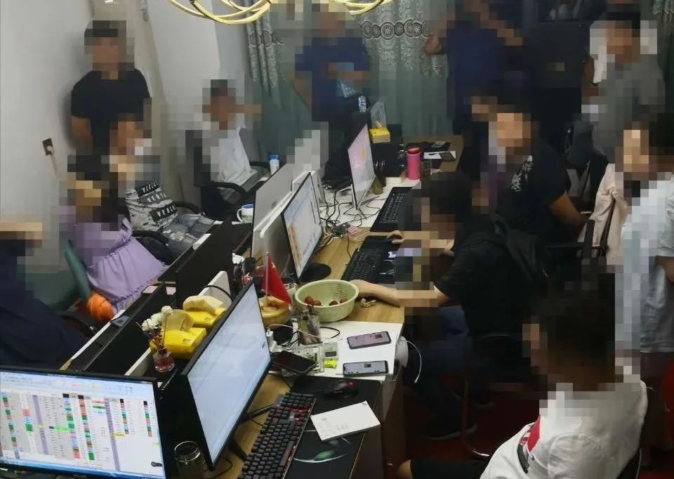 警方连续捣毁两个六合彩赌博窝点,32人被抓北湖公安捣毁一赌博窝点