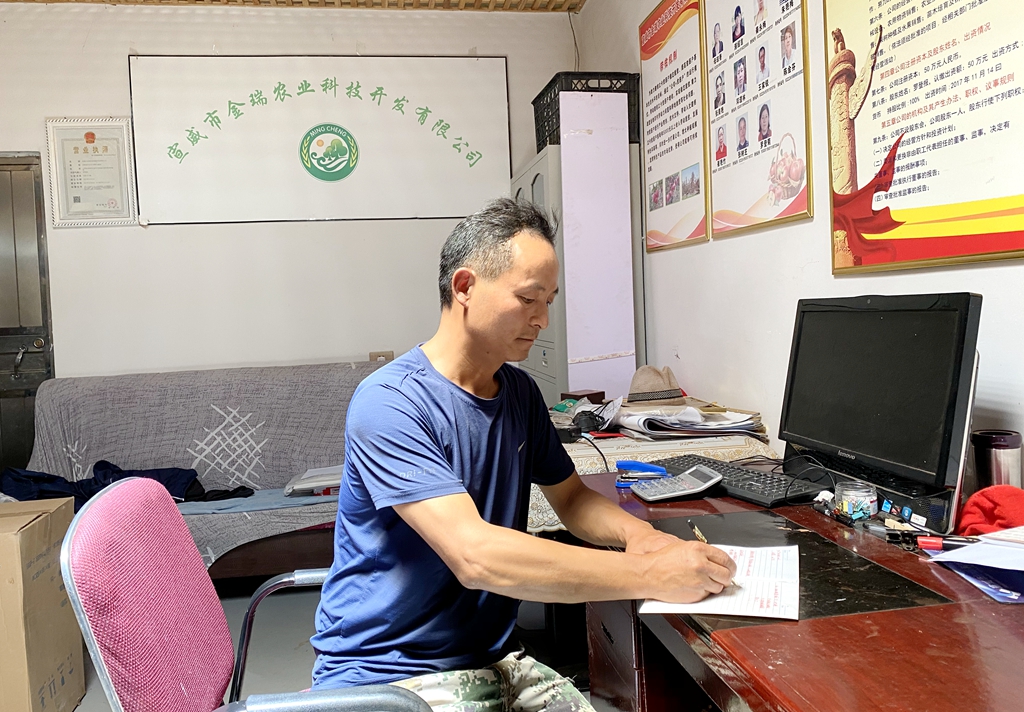 罗登报：下岗再创业带动群众走上脱贫致富路