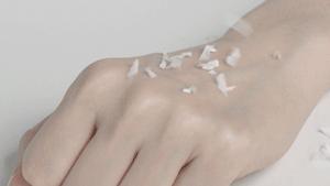 一条颈纹老十岁教你一招淡化,女人脖子有颈纹和年龄有关吗