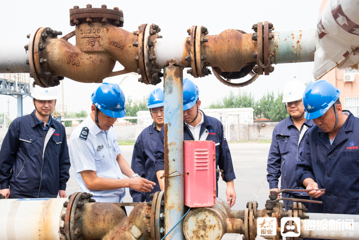 顶着高温在烈日中执勤,顶烈日抗高温视频