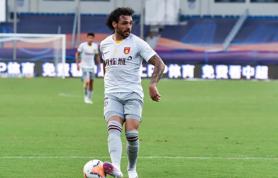 这场输不起的较量泰达不妨利用老熟人的弱点寻找机会