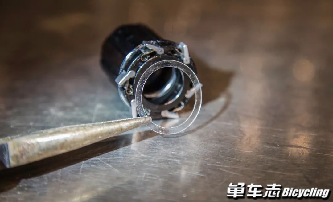 久裕培林花鼓塔基的拆卸保养视频,公路自行车培林花鼓保养