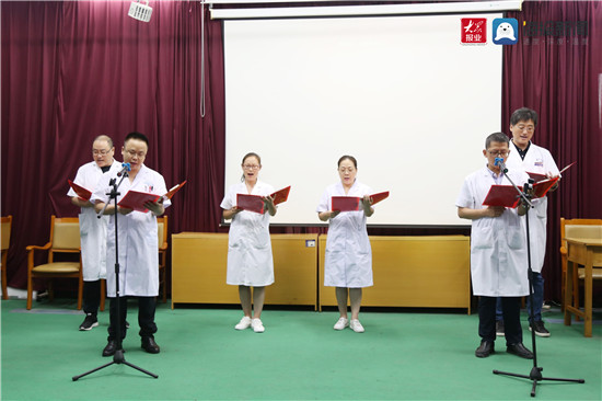 致敬中国医师节开幕视频,致敬白衣天使医师节