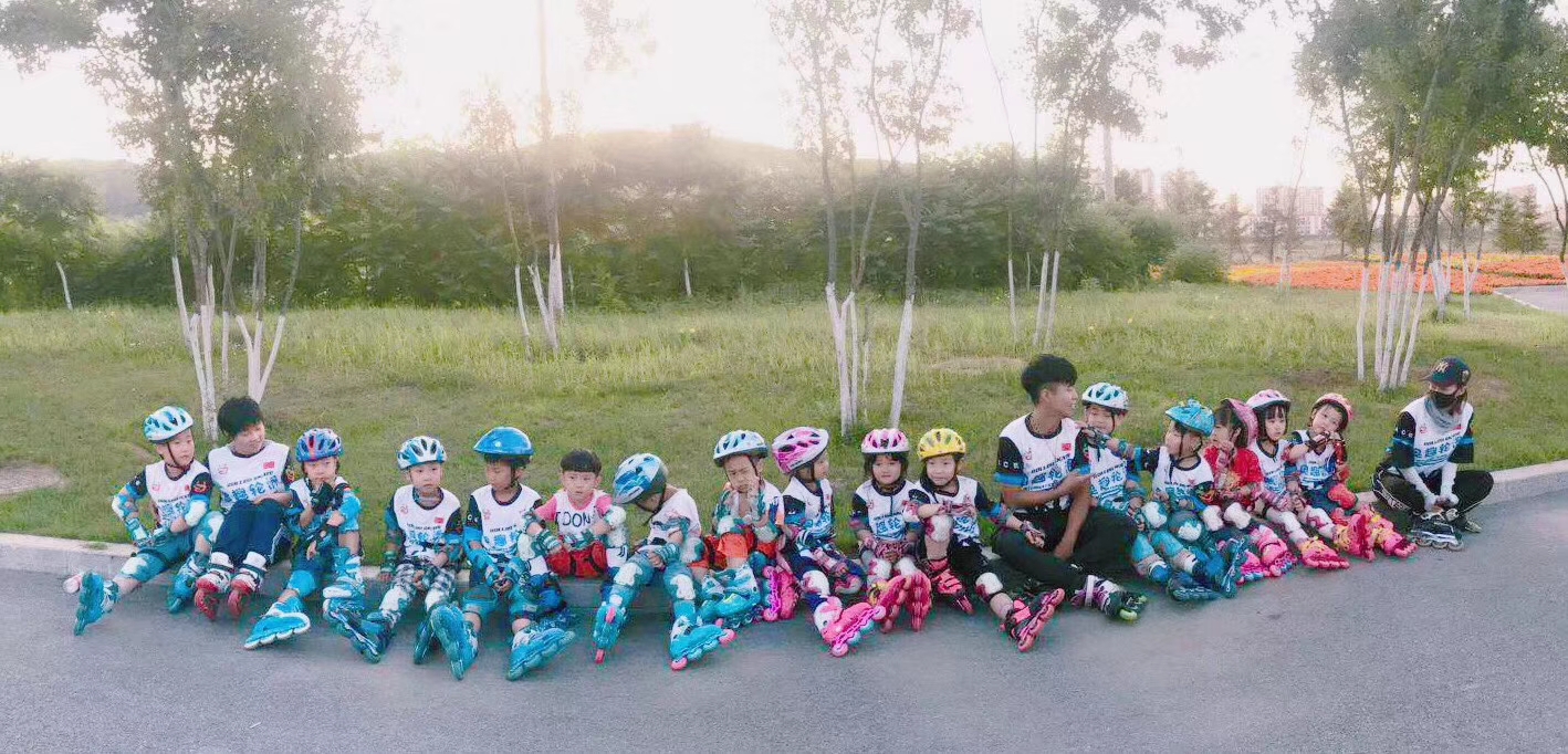 把爱好变成职业花式轮滑高手追风逐梦