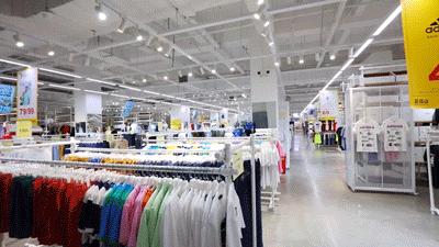 上海荟品仓阿迪达斯男款跑鞋,荟品仓城市奥莱青浦店nike