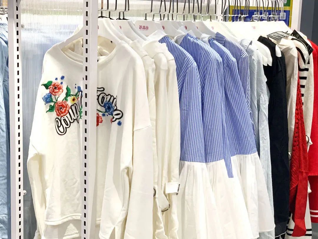 上海荟品仓阿迪达斯男款跑鞋,荟品仓城市奥莱青浦店nike