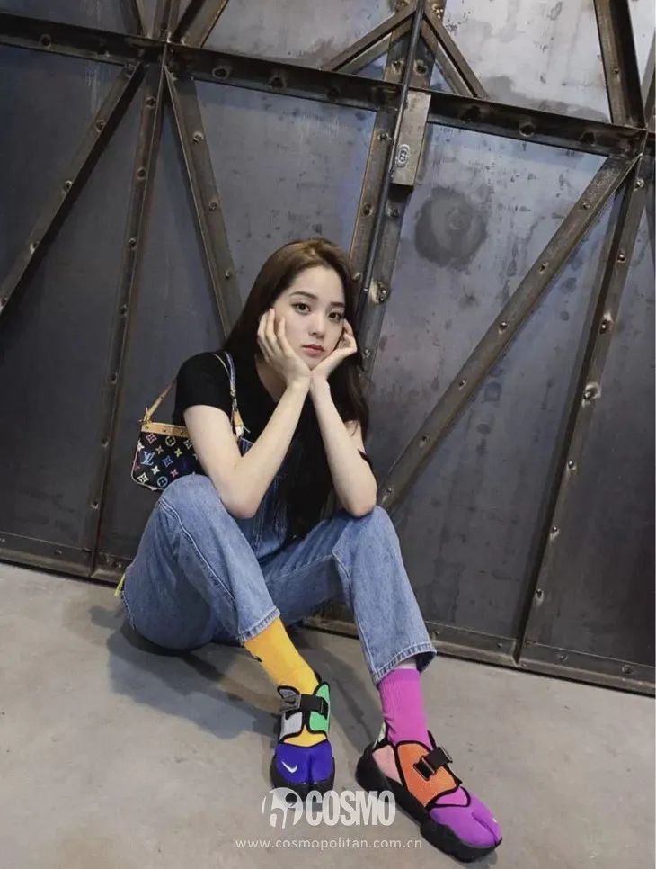 配饰狂|娜娜左黄右紫的撞色袜时髦到飞起,我有点跟不上...