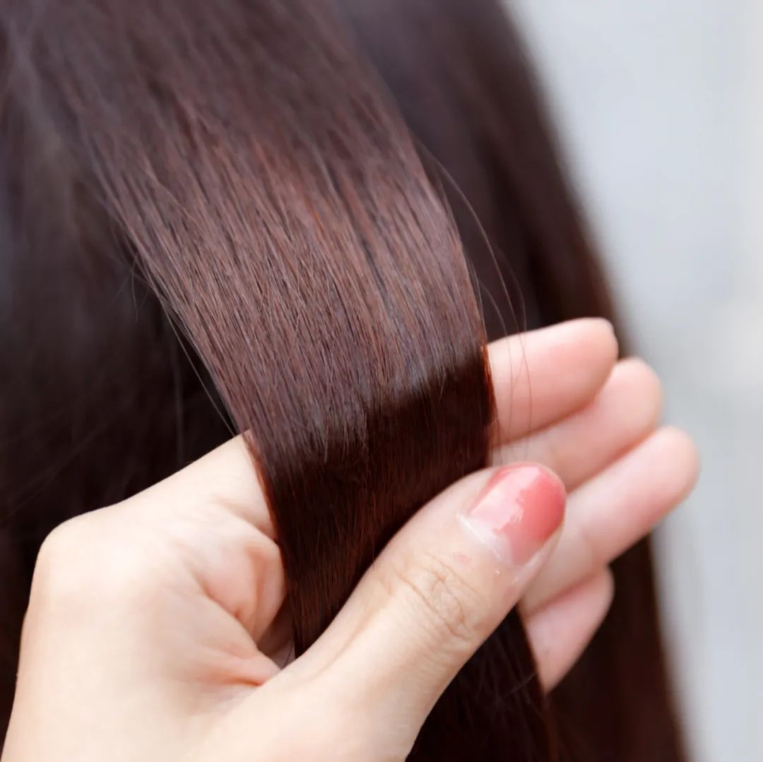 什么颜色发色显白又低调,染什么发色显白又好看又有气质