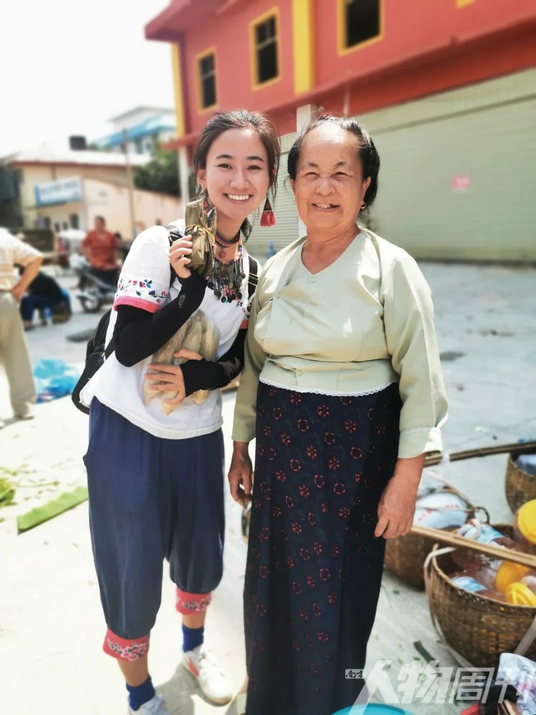 最近好多农村人开直播,农村女人开直播