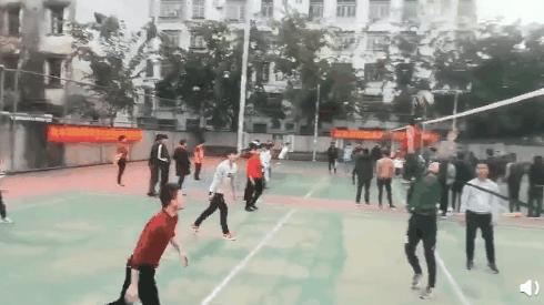 “这移动篮球架可还行？”爸爸又解锁了带娃新方式，笑掉大牙哈哈哈哈哈哈哈