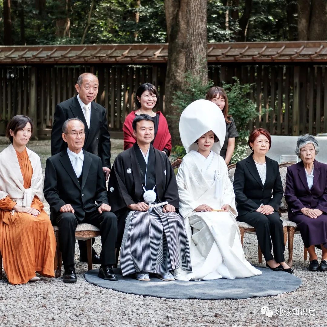 每年倒贴给8万成年男子，这国的收养怪癖，合法