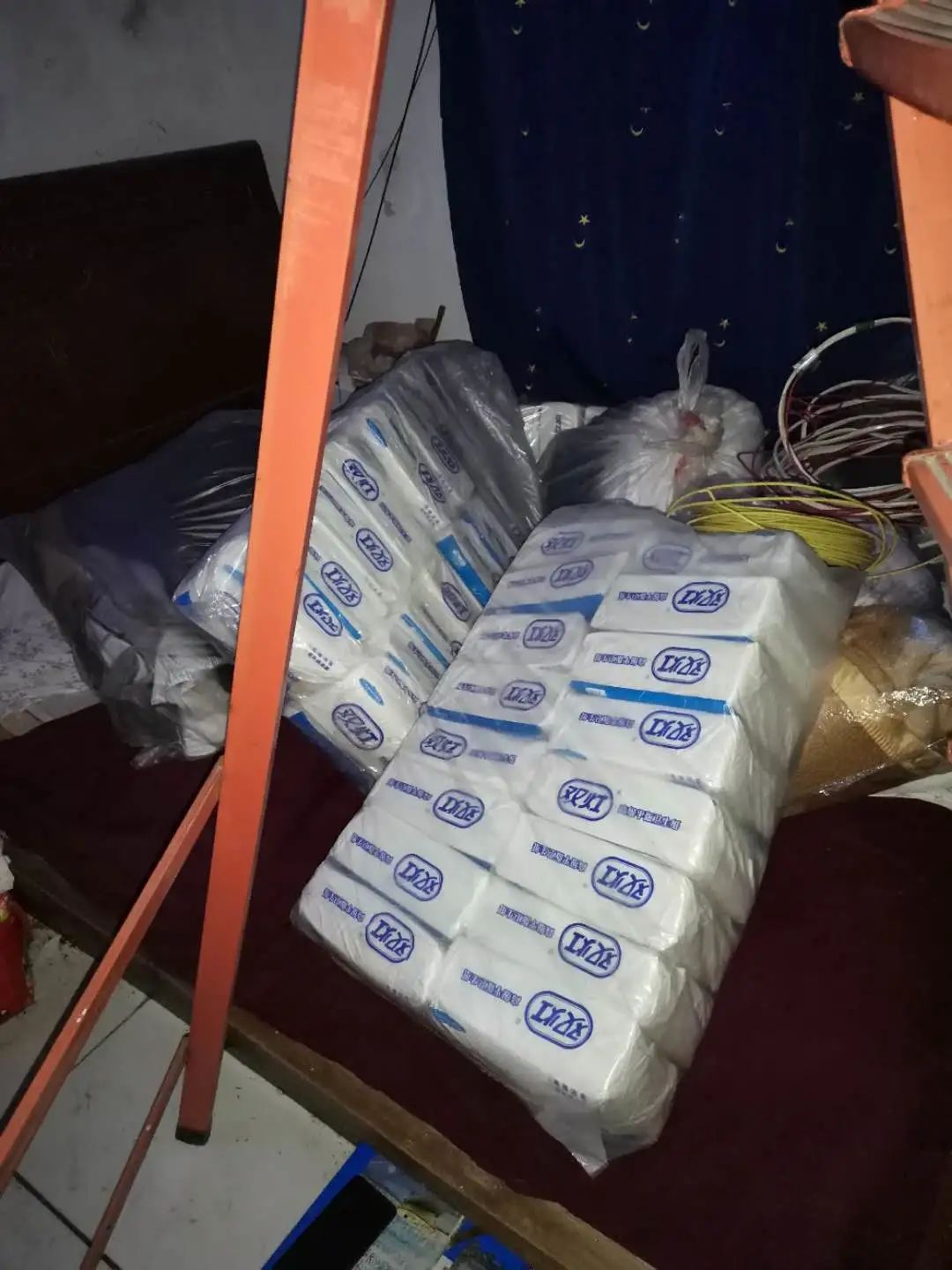 女孩买散装的卫生巾,买散装卫生巾的女生