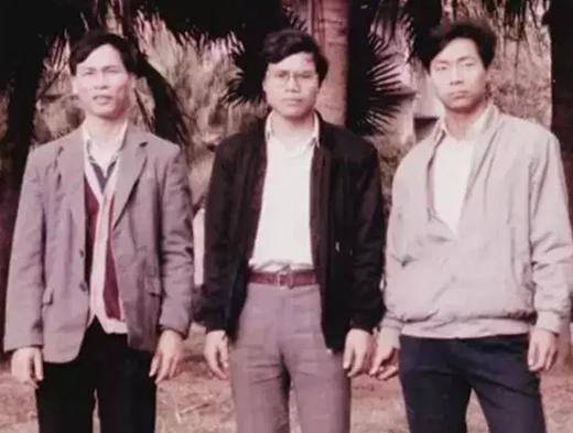 袁隆平三个儿子共生几个孙子孙女,袁隆平和两个孙女合影