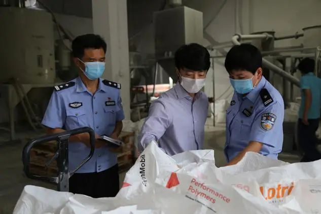 公安护航返程务工人员,派出所民警护航因疫滞留旅客返程