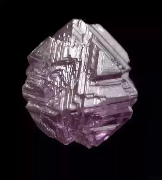 钻石容易裂吗,裂开的钻石哪里出