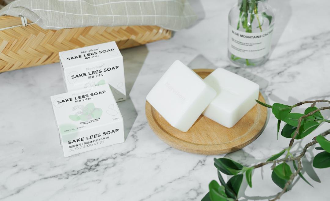 日本人用酒洗脸，60岁还没有皱纹，黑头粉刺全消失，整张脸白皙光滑，细腻弹润