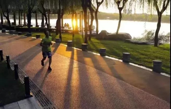 越夜越嗨丨顶级夜跑景区，给你成本最低的人鱼线！