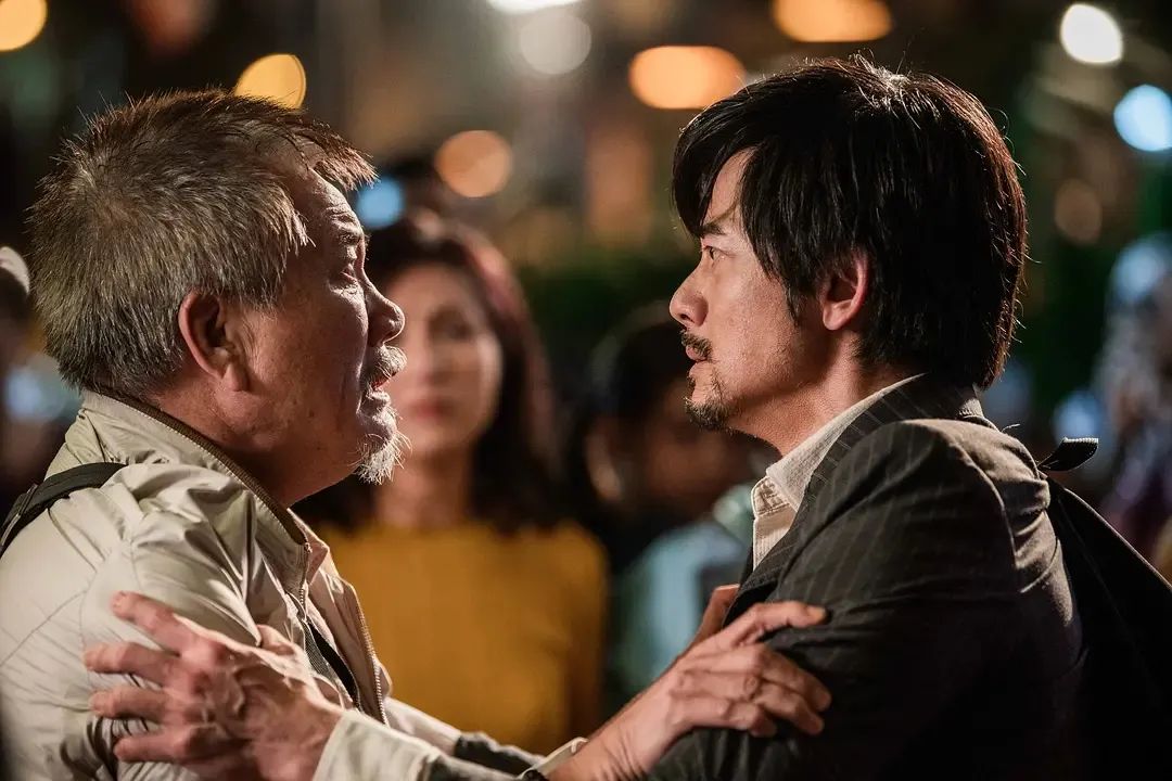 它像《小偷家族》，也像《我不是药神》？