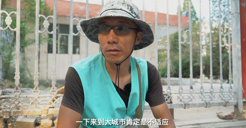 网约车司机送四个孩子,一个网约车司机带走三个女孩