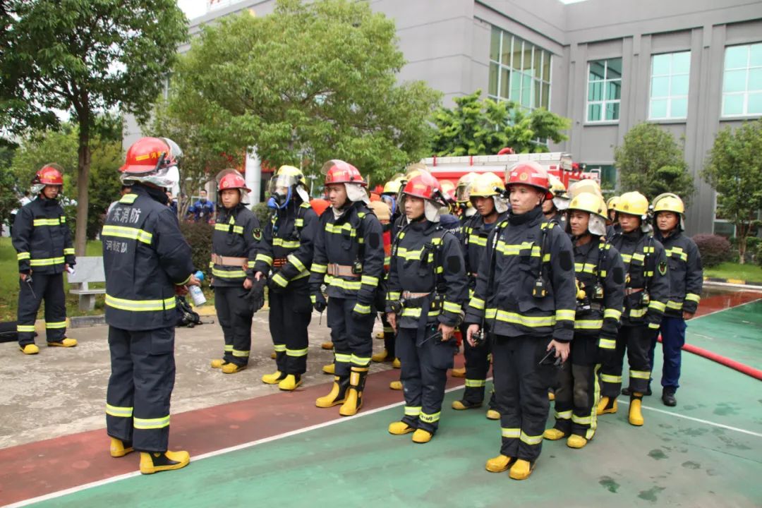 特巡警大队开展消防应急处置演练,灭火救援消防员巡查演练