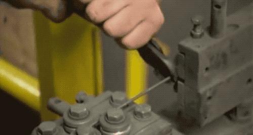 用小小的钉子做武器,钉子是怎么做出来