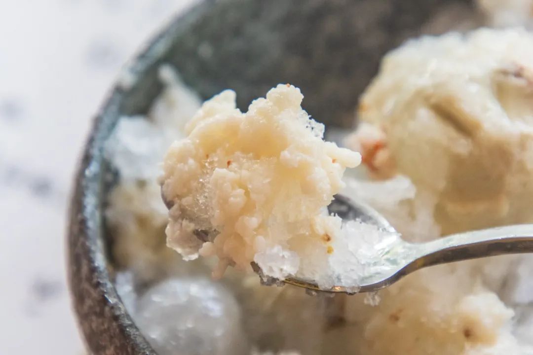 滨江西的新晋甜品店，一对情侣、两只柴犬守护着，超有爱