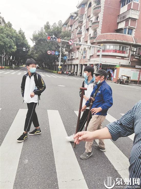护送盲人过马路泉州少年郎善举暖人心