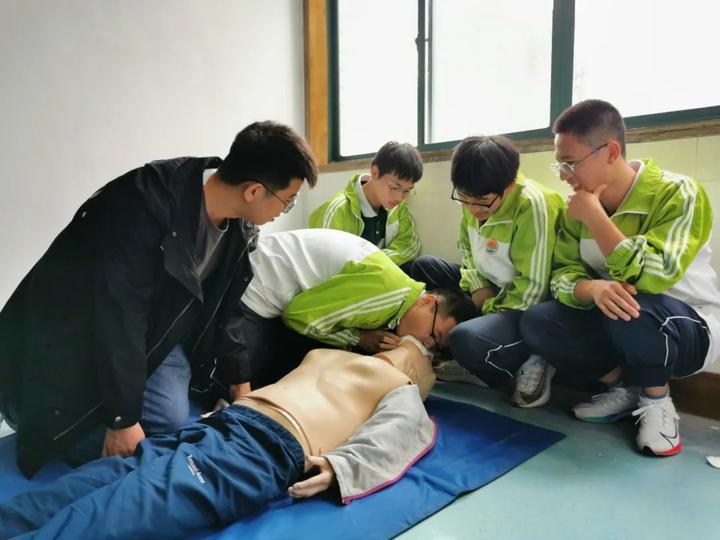 浙江杭州西湖区救人,杭州高三学生救人