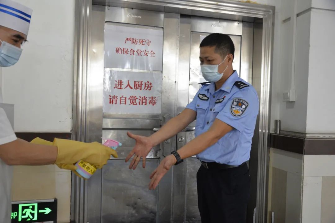 【青年民警微视角】为了奋战的战友，他每天前送数以吨计的“温暖”——走进青年民警李汝芹的一天