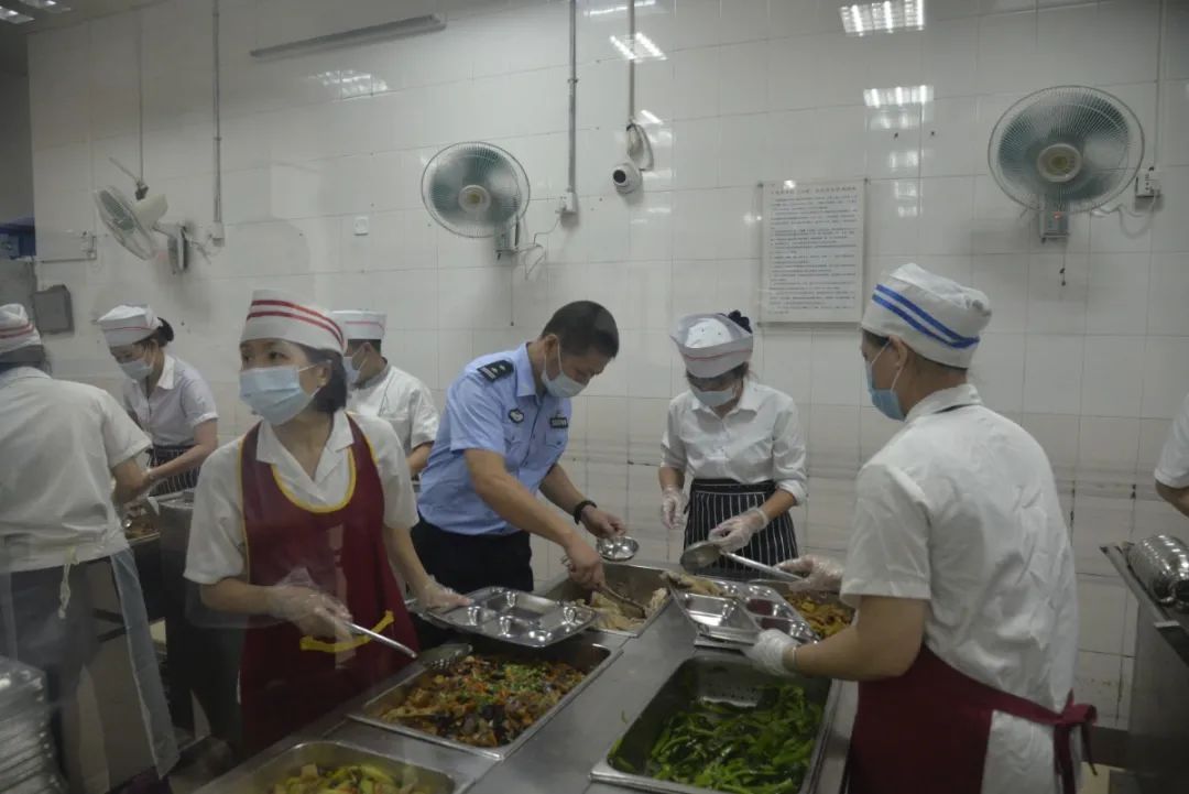 【青年民警微视角】为了奋战的战友，他每天前送数以吨计的“温暖”——走进青年民警李汝芹的一天