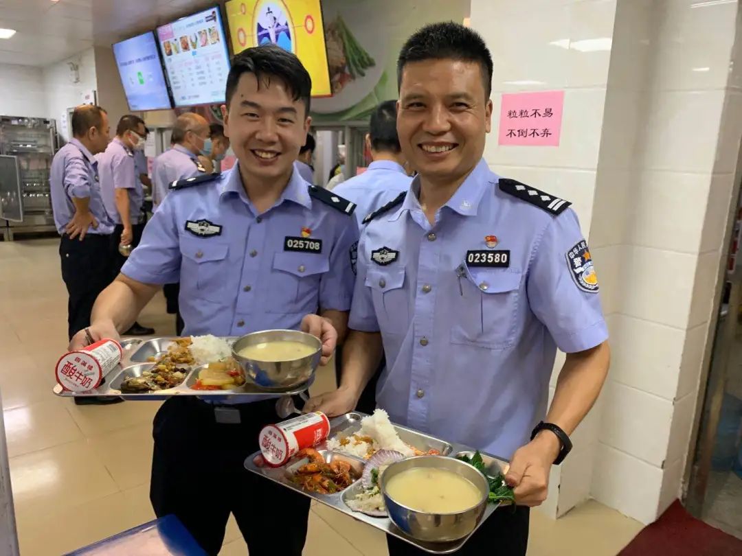 【青年民警微视角】为了奋战的战友，他每天前送数以吨计的“温暖”——走进青年民警李汝芹的一天