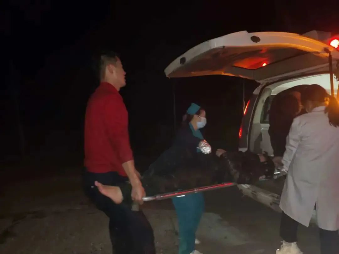 帅勇回老家,帅小伙半路上救了姑娘