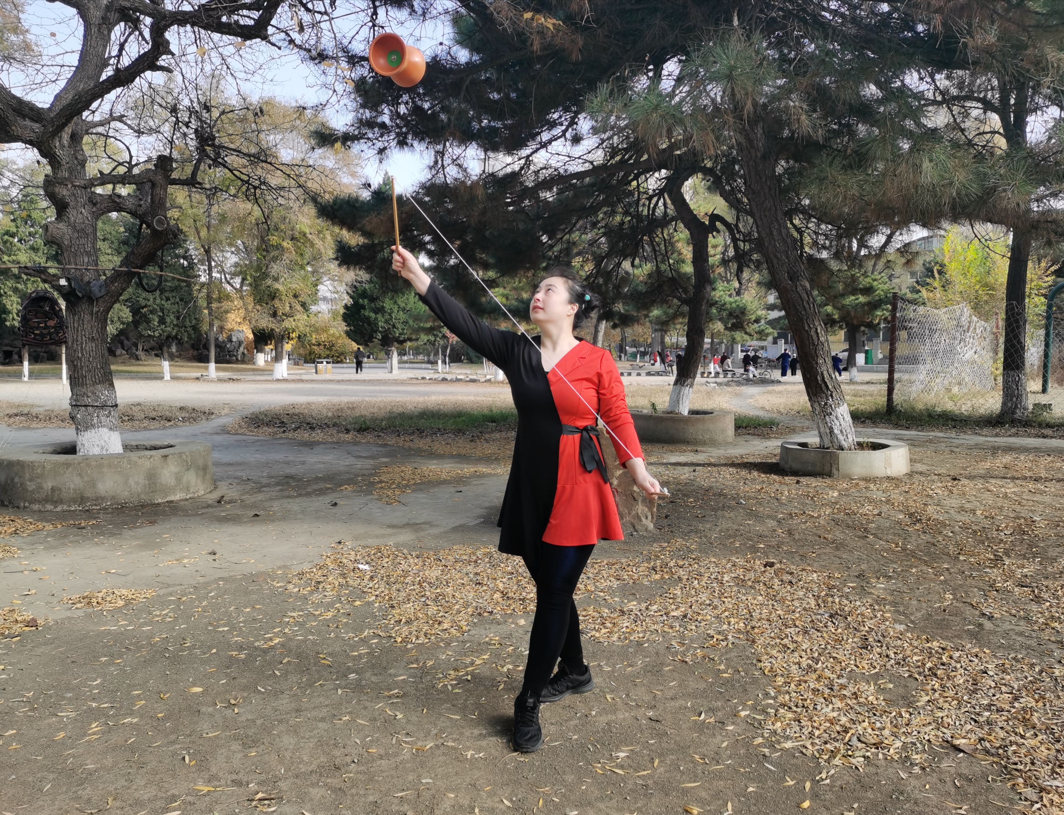 花样空竹500种,300名老人花样抖空竹